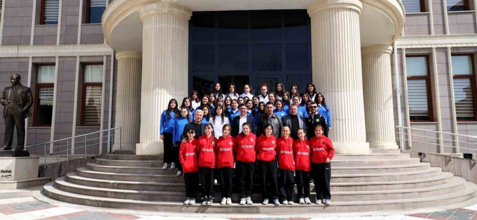 Söğüt Spor Voleybol Takımı’nı makamında kabul etti