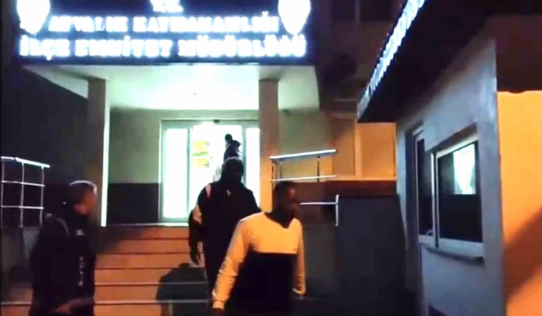 Ayvalık Polisinden sağanak yağmur altında göçmen avı