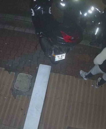 Hırsızlık yaptı sandılar, 14 yaşındaki çocuğu tekme tokat dövdüler; o anlar kamerada