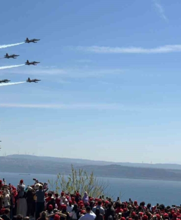 Şehitler Abidesi’nde Türk Yıldızları gösterisi nefesleri kesti