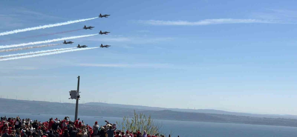 Şehitler Abidesi’nde Türk Yıldızları gösterisi nefesleri kesti