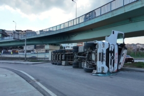 Beylikdüzü’nde virajı alamayan TIR devrildi
