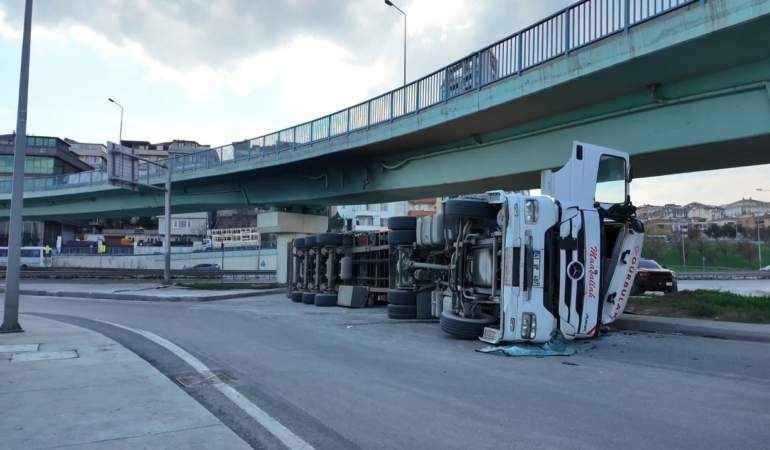 Beylikdüzü’nde virajı alamayan TIR devrildi