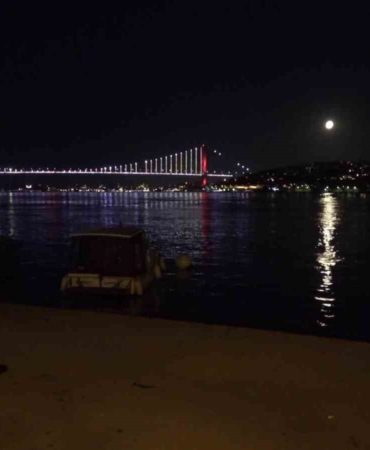 İstanbul Boğazı’nda yakamoz manzarası