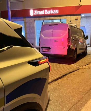 El freni boşalan minibüs duvara çarptı