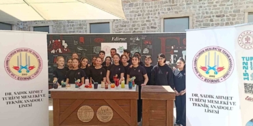 Edirne’de geleceğin aşçıları, içecek yarışmasında hünerlerini sergiledi