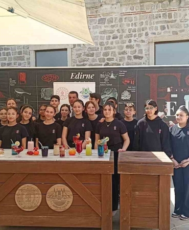 Edirne’de geleceğin aşçıları, içecek yarışmasında hünerlerini sergiledi