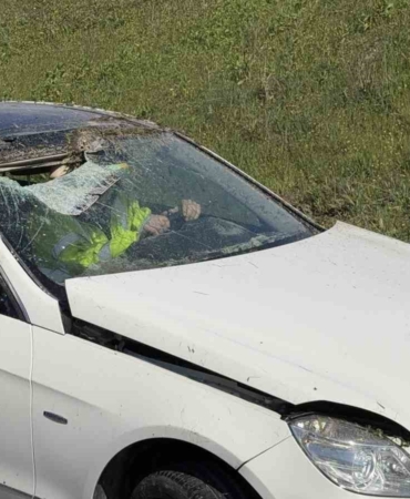 Çatalca’da otomobil takla attı: 2 kişi burnu bile kanamadan kurtuldu