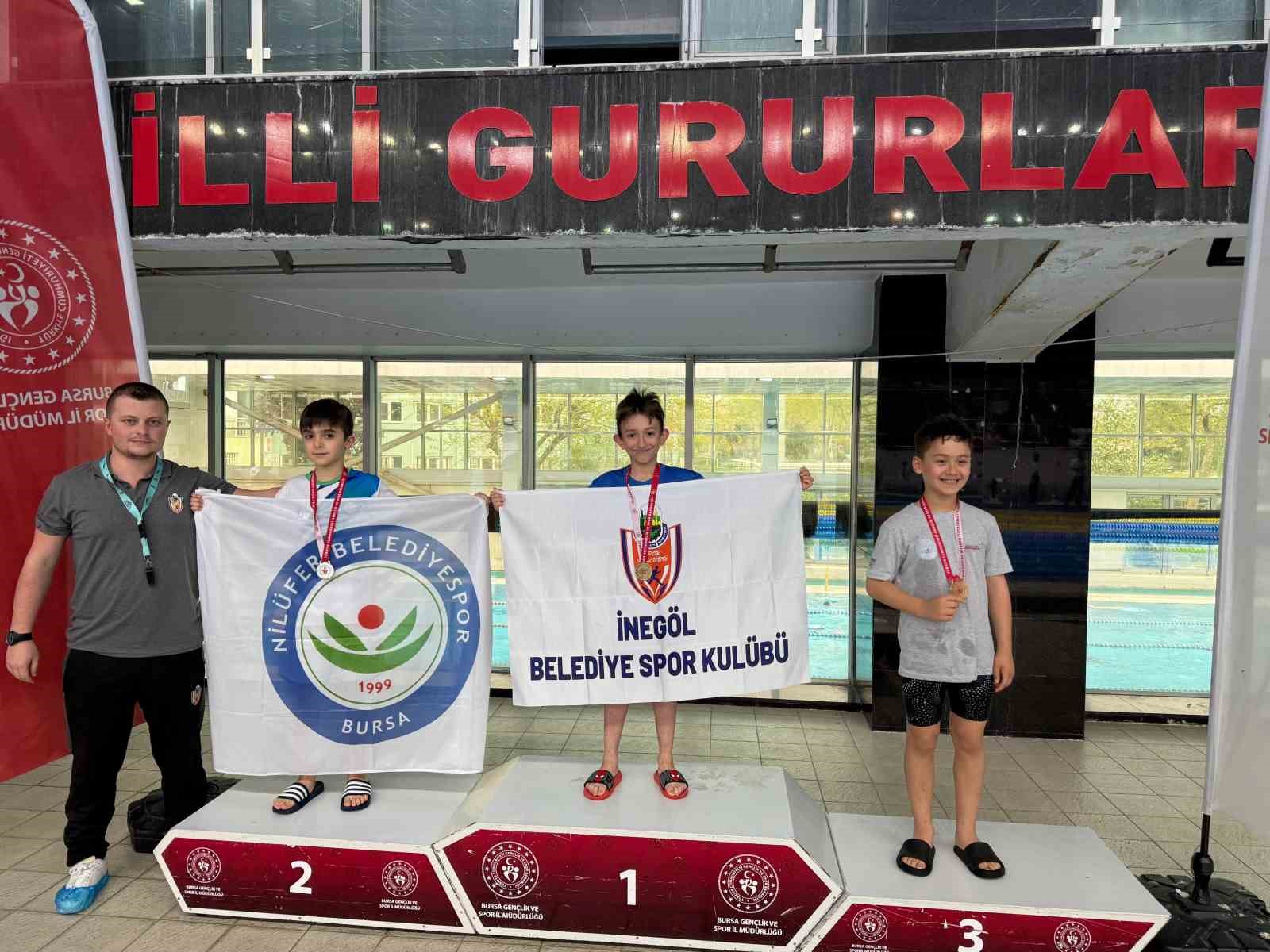 İnegöllü minik yüzücülerden 18 madalyalık gurur