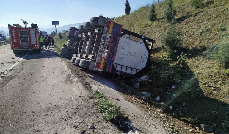 Bilecik’te kontrolden çıkan tır devrildi; sürücüsü yaralandı