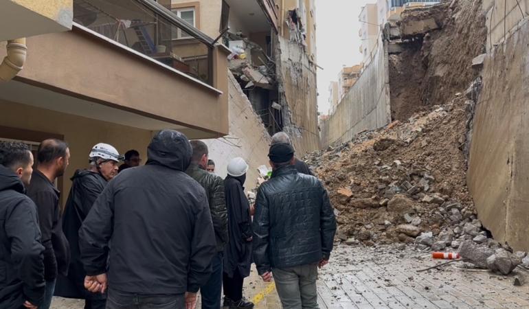 İstinat duvarı çöktü, site sakinleri deprem olduğunu sandı