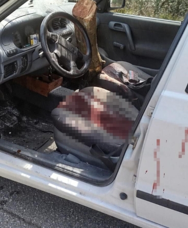 Kamyondan düşen tomruk seyir halindeki otomobile saplandı