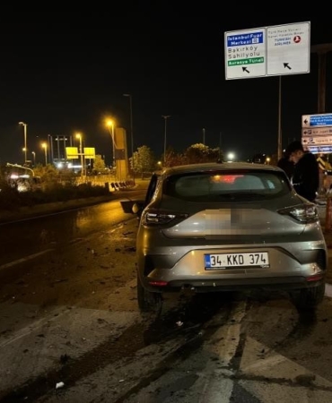 Bakırköy’de seyir halindeki otomobil, tıra arkadan çarptı: 1 yaralı