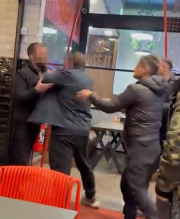 Büyükçekmece’de siparişi geç gelen şahıs, çalışanların üzerine yürüdü