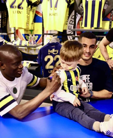 N’Golo Kante ve Levent Mercan imza gününde taraftarla buluştu