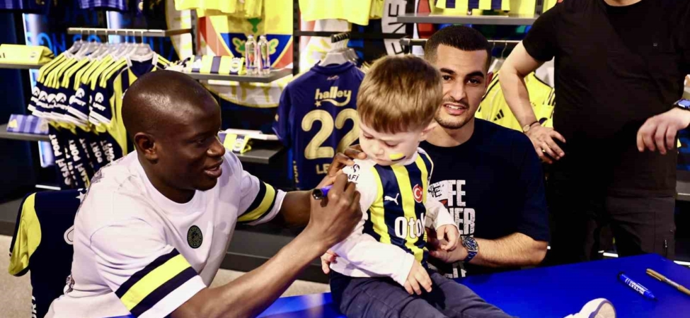N’Golo Kante ve Levent Mercan imza gününde taraftarla buluştu