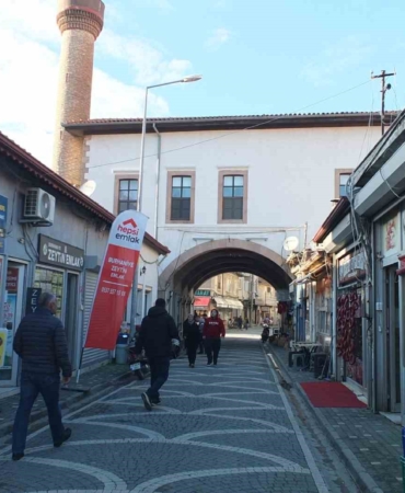 Burhaniye’de altından yol geçen Hanay cami ilgi odağı oldu