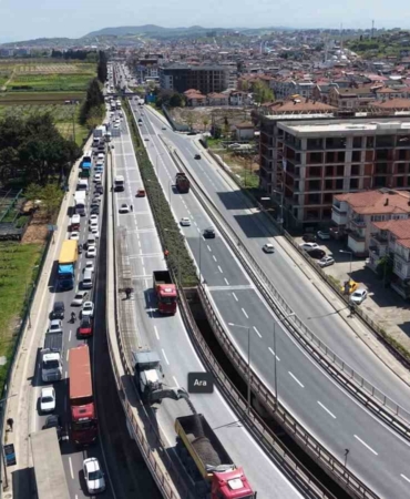 Yalova’da köprülü kavşakta çalışma nedeniyle trafik yoğunluğu
