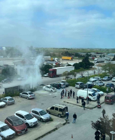 Otoparktaki otomobil, alev topuna döndü