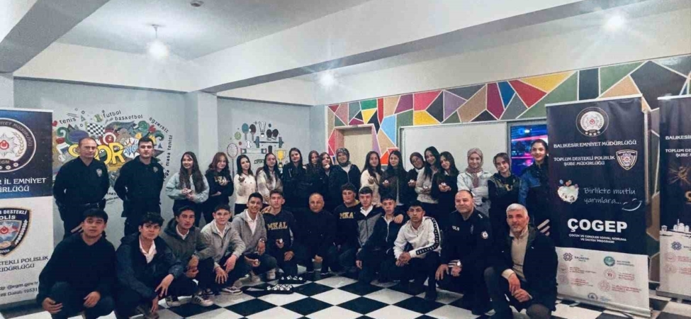 Polisten 50 öğrenciye kurs malzemesi yardımı