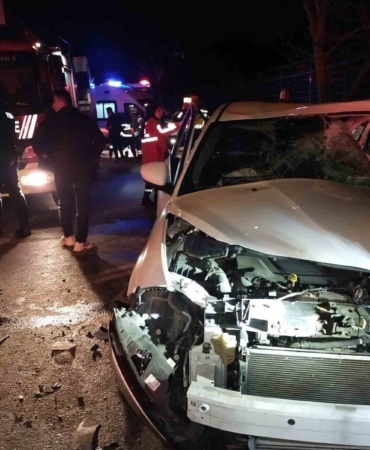 Beykoz’da servis minibüsü ile otomobil çarpıştı: 1’i ağır 12 yaralı