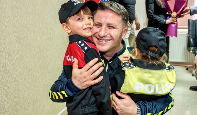 Bilecik’te anaokulu öğrencilerinden polislere 181’inci yıl sürprizi