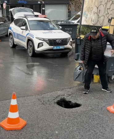 Şişli’de sağanak yağış nedeniyle yol çöktü