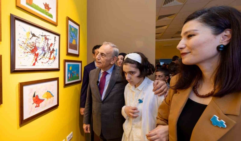 Renklerin diliyle farkındalık: Ayşegül’ün sergisi büyük ilgi gördü