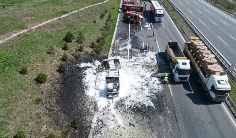 Kuzey Marmara Otoyolu’nda köpük sprey yüklü kamyon alev alev yandı