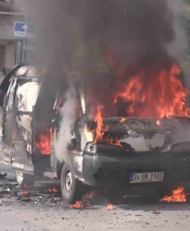 Ataşehir’de minibüs alev alev yandı