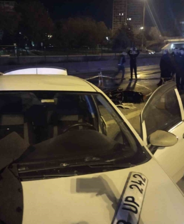 Kadıköy’de emniyet şeridindeki sürücüye otomobil çarptı: 1 ölü