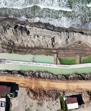 Kıyı erozyonunun tahrip ettiği Karasu sahilinde önlemler alınıyor