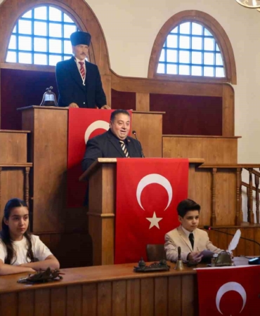 Çocuk meclisinden tarihi atmosferde 23 Nisan özel oturumu