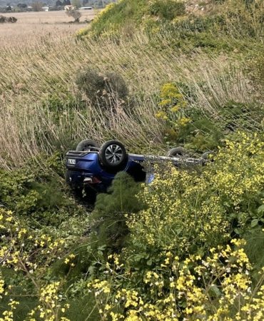 Direksiyon hakimiyetini kaybeden araç yoldan çıktı: 3 yaralı