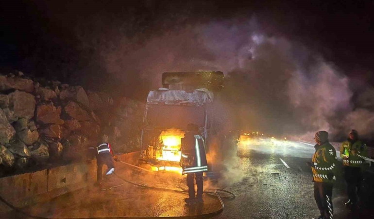 Bilecik’te seyir halindeki tır bir anda alev aldı