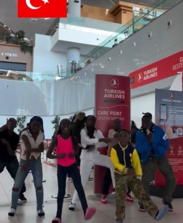 Ugandalı "Hypers Kids Africa" grubundan A Milli Futbol Takımı için özel koreografi