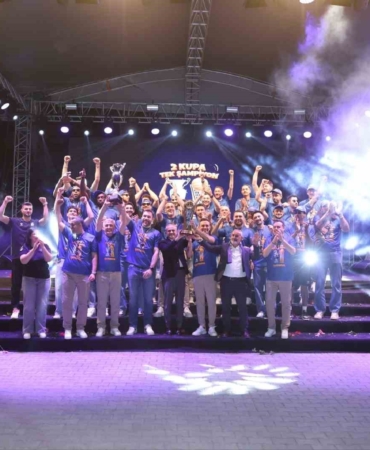 Basketbol Süper Ligi’ne yükselen Çayırova Belediyesi’nde şampiyonluk coşkusu