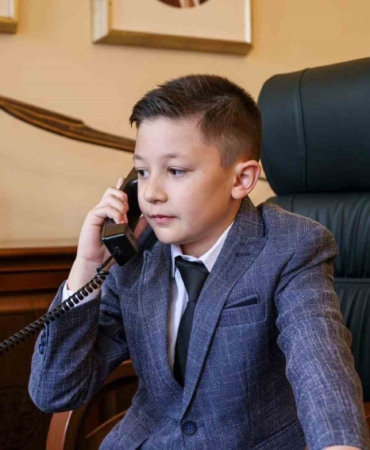 Vali Sözer, 23 Nisan’da makamını minik Yiğit’e devretti.