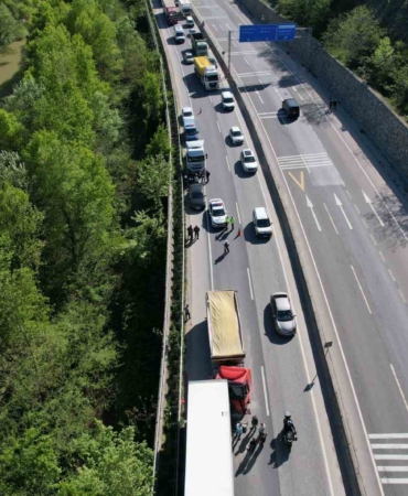 D-650’yi kilitleyen kaza: İki tır çarpıştı, uzun araç kuyrukları oluştu