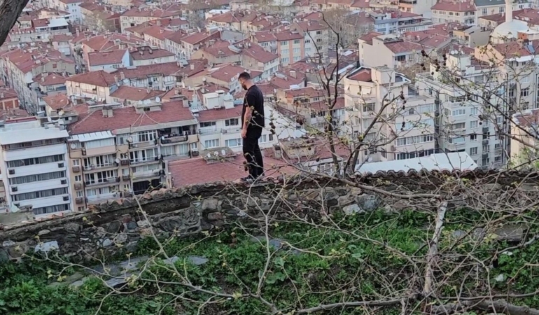 Tophane surlarında korku dolu anlar, 4 saat ikna edilmeye çalışıldı, düştü yaralandı