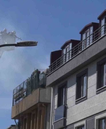 Üsküdar’da korkutan çatı yangını