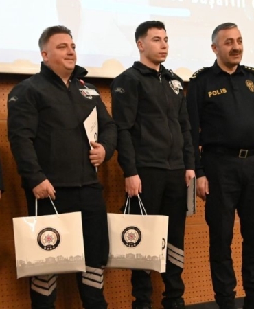 Otogarda uyuşturucu sevkiyatını engelleyen güvenlik personeline plaket