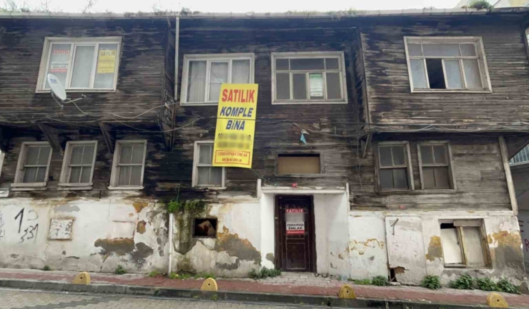 Fatih’te izinsiz kazı yapılan ev görüntülendi