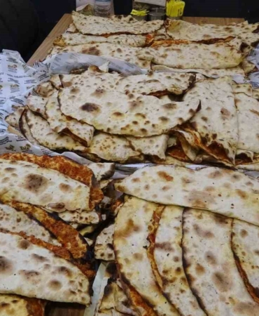 Pendik’te Milli Takım sevinci: 20 bin lokma, 1000 lahmacun dağıtıldı