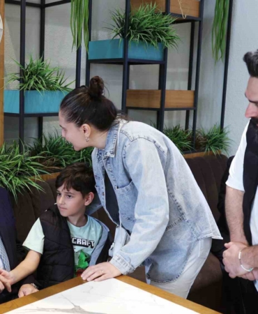 Cumhurbaşkanı Erdoğan, vatandaşlarla kafede sohbet etti