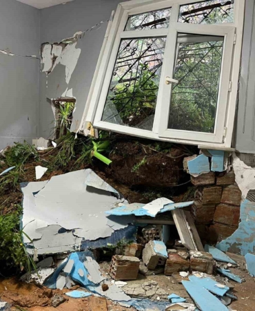 Maltepe’de toprak kayması: Tek katlı ev kullanılamaz hale geldi