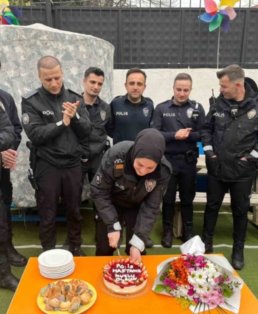 Üsküdar’da anaokulu öğrencilerinden polislere "Okulu bastılar" ihbarlı sürpriz kutlama