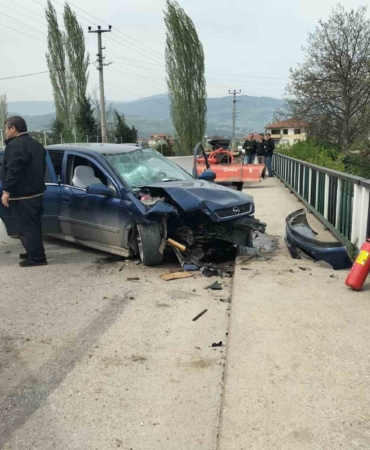 Otomobil ile traktör çarpıştı: 3 yaralı