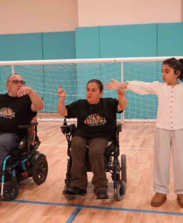 "Engellisiniz" diyenleri evlenerek, "yapamazsınız" diyenleri zeybek oynayarak susturdular