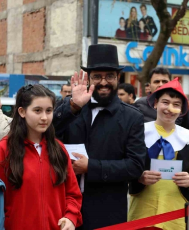 İzmit’te edebiyat kahramanları sokaklara indi